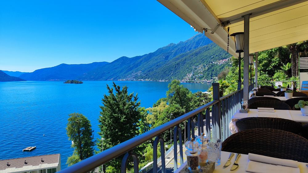 Gedeckte Tische unter dem Vordach der Seeterrasse des Ristorante da capo
